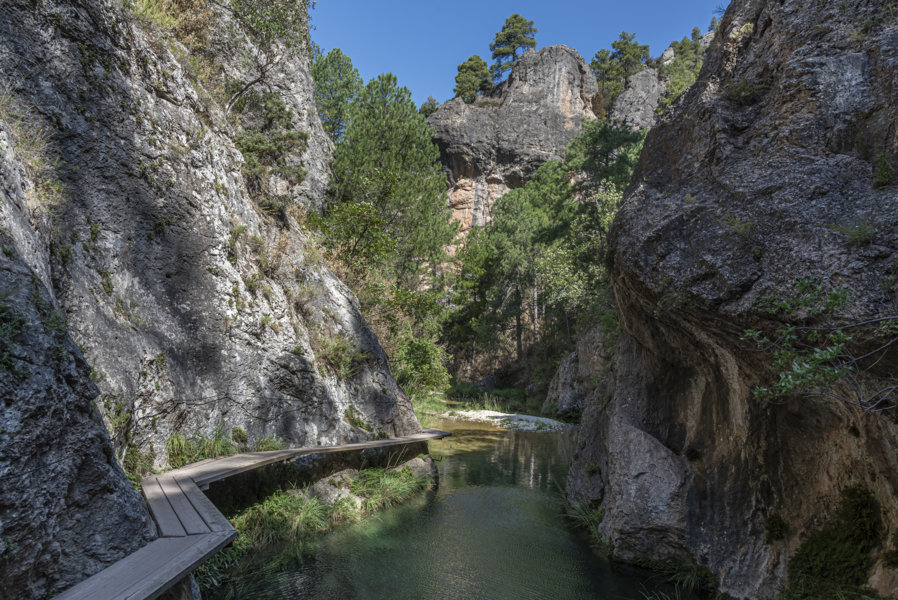 Teruel - Beceite 29 - Pasarelas del Parrissal - rio Matarranya.jpg
